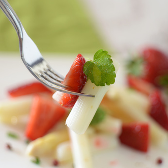 Erdbeer-Spargel-Salat mit Minze Erdbeer-Spargel-Salat mit Minze
