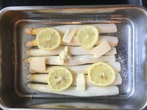 Spargel im Blecheinsatz mit Zitrone und Butter