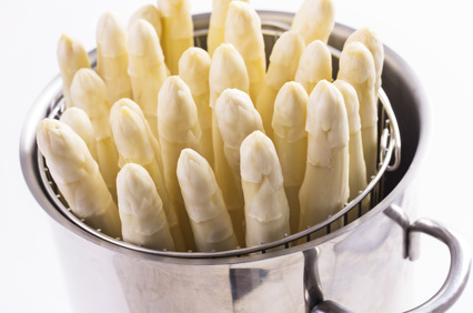 Spargel im Spargeltopf kochen