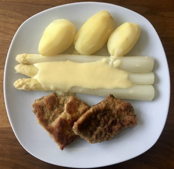 Weißer Spargel mit Wiener Schnitzel